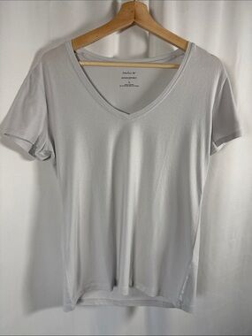 Banana Republic Factory Light Gray V-Neck Short Sleeve Tee